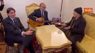 Vasco riceve Lupa d'Oro al Campidoglio, ecco il duetto con Gualtieri alla chitarra