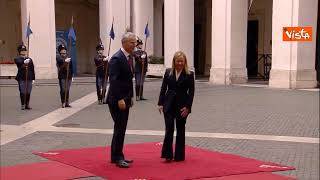 Meloni accoglie il segretario generale della Nato Stoltenberg a Chigi, la lunga stretta di mano