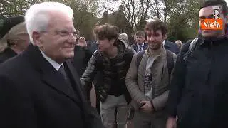 Mattarella all'Aja saluta un gruppo di studenti italiani