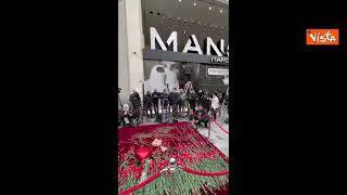 Garofani rossi per commemorare le vittime dell'esplosione sulla Istiklal Caddesi a Istanbul