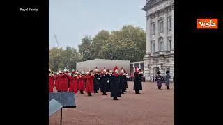 Primo compleanno da re per Carlo, la banda suona Happy Birthday durante il Cambio della guardia