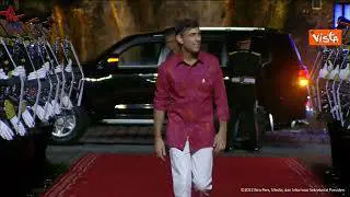 G20 Bali, il premier britannico Sunak alla cena di gala in abiti tradizionali indonesiani