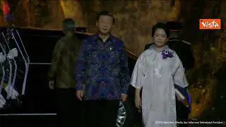 G20, Xi Jinping e la moglie Peng Liyuan alla cena di gala in abiti tradizionali indonesiani