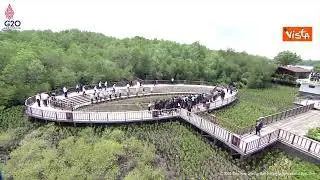 G20, i leader mondiali, in T-shirt e cappellino bianchi, visitano la foresta di Mangrovie di Bali