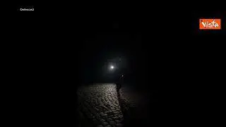 Missili su Kiev, la capitale ucraina resta al buio. Ecco le immagini delle strade a luci spente