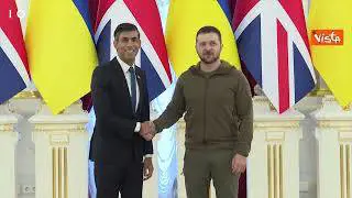 Il Premier britannico Sunak a Kiev accolto da Zelensky sotto la neve