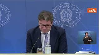 Giorgetti ricorda commosso Maroni: "C'è qualcosa di lui in questa Manovra"