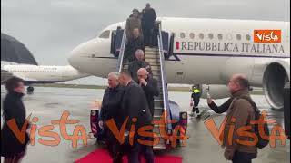 Tajani e Crosetto in visita ufficiale in Kosovo, l'arrivo in aeroporto sotto la pioggia