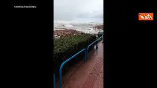 Mareggiate sul litorale romano, a Santa Marinella distrutte palafitte degli stabilimenti balneari