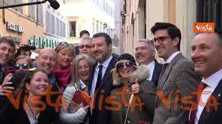 Foto di gruppo per Salvini al suo arrivo alla Camera per la riunione con la Lega