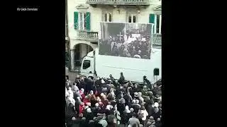 Funerali Maroni, maxischermo in piazza a Varese per assistere alla cerimonia