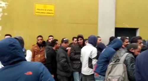 Coda all'ufficio immigrazione di Milano: centinaia ogni giorno i richiedenti asilo
