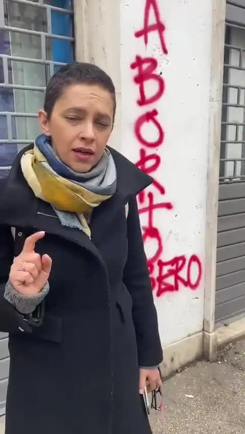 Vetrine e muri imbrattati con slogan abortisti: l'attacco a Pro Vita