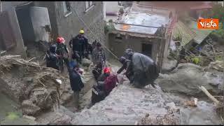 Frana Ischia, l'evacuazione degli abitanti tra il fango. Le immagini della Polizia