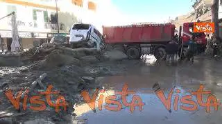 Frana Ischia, si spala in strada per rimuovere fango e detriti