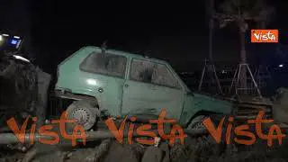 Le immagini delle carcasse di motorini e automobili trascinate via dalla frana a Casamicciola