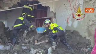 Frana Ischia, i Vigili del Fuoco setacciano le abitazioni per cercare i dispersi