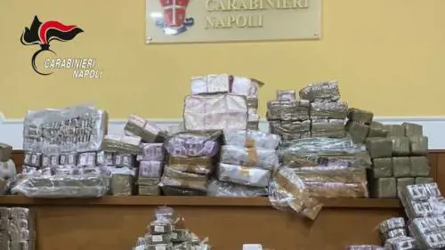 Blitz anti droga a Napoli