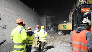 Demolizione del cavalcavia della Vignetta sulla A10 danneggiato da un mezzo pesante, le immagini