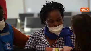 I ministri Tajani e Piantedosi accolgono a Fiumicino un volo umanitario proveniente dalla Libia