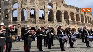 La banda della Royal Navy suona l'Inno di Mameli davanti al Colosseo