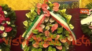 Le corone di fiori alla camera ardente di Gerardo Bianco a Montecitorio