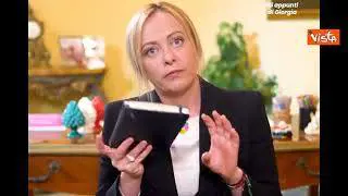 Meloni inaugura la rubrica "Gli appunti di Giorgia" e mostra il suo quaderno