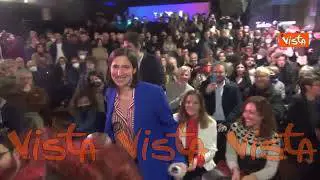 Schlein si candida alla segreteria del Pd, l'arrivo tra gli applausi alla convention a Roma