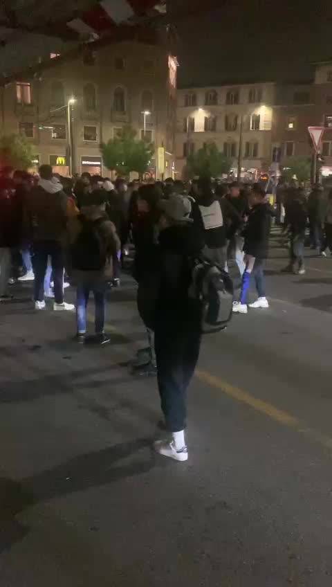 Tifosi in strada a Firenze per la vittoria del Marocco 