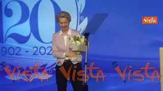 L'abbraccio tra von der Leyen e Monti alla Bocconi