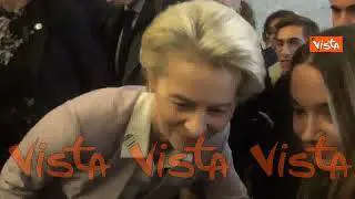 Selfie e strette di mano per Ursula von der Leyen con gli studenti della Bocconi