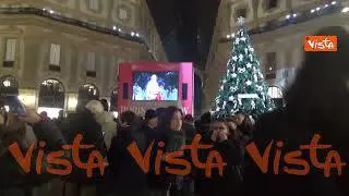Prima alla Scala, molti assistono dalla Galleria Vittorio Emanuele II