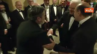 Mattarella dietro le quinte al termine della Prima incontra il Maestro, gli artisti e le maestranze