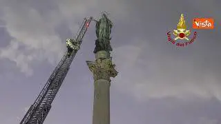 Immacolata, il tradizionale omaggio dei Vigili del Fuoco alla Madonna in piazza di Spagna