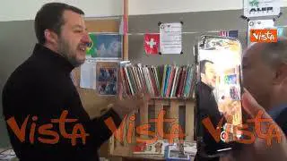 Salvini visita una biblioteca allestita nell'androne di un palazzo nella periferia di Milano