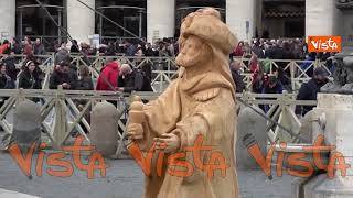 Il presepe di Piazza San Pietro scolpito in legno dai maestri artigiani di Sutrio, le immagini