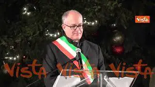 Gualtieri accende le luci dell’ albero di Natale a Piazza Venezia: “Messaggio di pace e speranza”