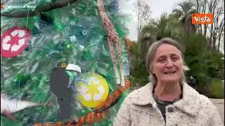 Al Bioparco di Roma l’Albero di Natale del riciclo, realizzato con 2500 bottiglie di plastica