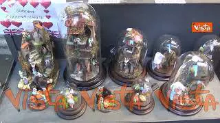 Natale 2022, i turisti affollano la via dei presepi di Napoli