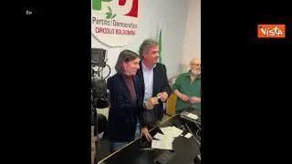 Elly Schlein prende la tessera Pd nello storico circolo della Bolognina