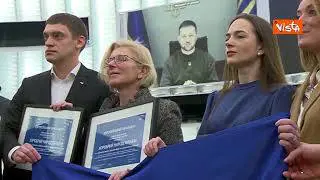 Metsola consegna Premio Sakharov per libertà pensiero del Parlamento Europeo al popolo ucraino