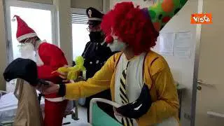 Poliziotti vestiti da Babbo Natale e cloun  portano doni ai bimbi ricoverati al Sant’Andrea di Roma