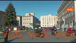 Motociclisti vestiti da Babbo Natale sfilano nel centro di Roma, le immagini