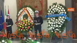 Addio a Siniša Mihajlović, tifosi lasciano sciarpe e magliette sul feretro. Le immagini