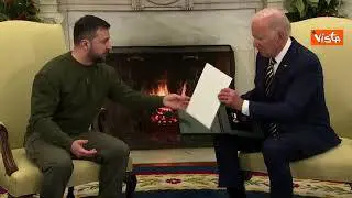 Zelensky consegna a Biden medaglia di eroe di guerra