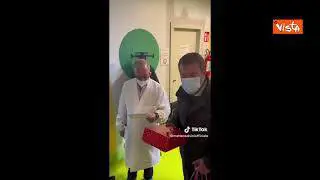 Salvini porta regali di Natale ai bambini ricoverati all’Ospedale Buzzi di Milano, le immagini