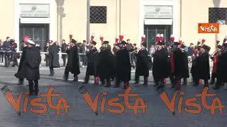 La Banda dei Carabinieri entra in Piazza San Pietro per suonare prima dell’Angelus di Papa Francesco