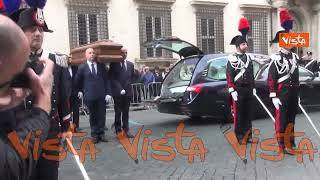 L'arrivo del feretro di Franco Frattini alla Basilica dei Santi Apostoli per i funerali
