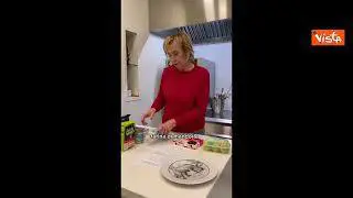 Letizia Moratti si improvvisa food blogger, ecco la sua torta "Stella" senza zucchero