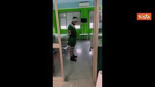 Un poliziotto-elfo porta doni di Natale ai bambini ricoverati in ospedale